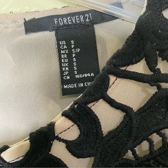 Forever 21 Black Crochet Lace Top Size Small S - Picture 11 of 11